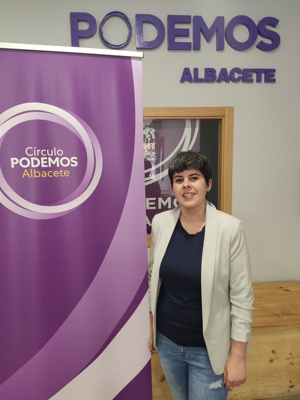 Celia Sevilla posa junto al emblema de Podemos Albacete como nueva portavoz municipal